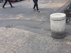 Poste que protegía paso peatonal... desapareció