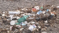 Vecinos de Aguaruto denuncian que agarran de basurero calle que corre paralela a las vías del tren