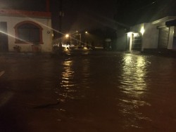 Desbordan arroyos y canales, provocan inundaciones