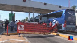 Maestros se manifestaron en Caseta de Cobro