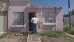 Colapsa drenaje en Villa Bonita y brotan aguas negras por coladeras de las viviendas