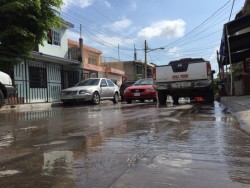 Brota agua potable por uniones del pavimento en la 5 de mayo