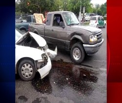 Choca y se da a la fuga; deja a sus acompañantes lesionados.