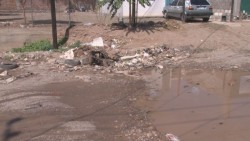 Basura deja el agua tras su paso por la calle Jorge Mujica