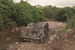 Hijos de la mujer que fallecio arrastrada por arroyo, recibirán becas.
