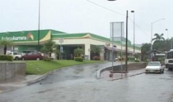 Quedan carros varados en carretera.