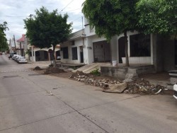 Piden apoyo del Ayuntamiento para retirar piedra y lodo en la colonia Rosales