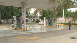 Molestos y resignados por incremento a la gasolina