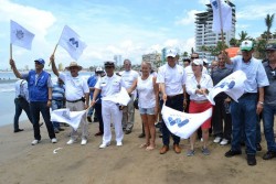 Participan funcionarios en la limpieza de playas y campaña de concientización ciudadana.