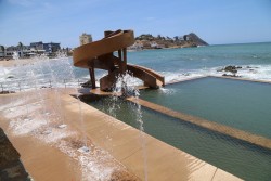 Bañistas disfrutan de la alberca natural de Mazatlán, ¡la Carpa Olivera!