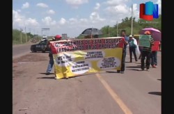 Bloquean maestros carretera