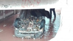 Taxi es arrastrado por la corriente de arroyo