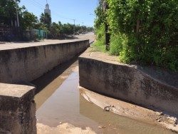 Fuga el drenaje en la Díaz Ordaz, por la calle 14