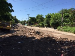 Calle-arroyo  en la Díaz Ordaz llena de piedras y tierra