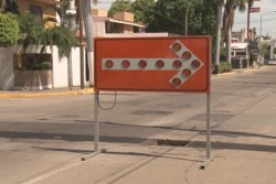 Cuidado con señalamiento en alcantarilla por la Juan de la Barrera