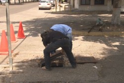 Trabajan en alcantarilla en el Fraccionamiento Issstesin
