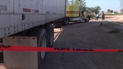 Muere un motociclista al chocar contra caja de tráiler