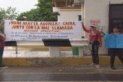 Maestros de la CNTE se manifiestan en caseta de cobro de la Benito Juárez