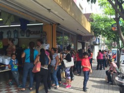 Filas y más filas para la entrega de uniformes y útiles escolares