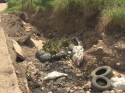 Hasta restos de un inodoro en el arroyo de la López Mateos