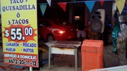 Pierde el control y  se impacta con marisquería,  hay tres lesionados.