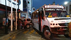Chocan Jeep y camión urbano  en pleno centro de la ciudad