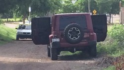 Dejan cadáver al interior de un Jeep