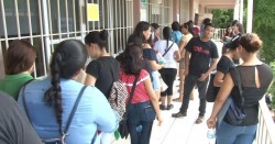 Estudiantes acuden a la UAS a realizar trámites administrativos.