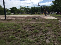 Llena de piedras y tierra quedo la cancha del parque de Pradera Dorada