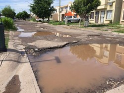 Profundos baches en el Fraccionamiento Prados