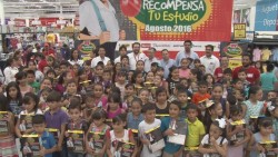 Casa LEY hace entrega de paquetes escolares