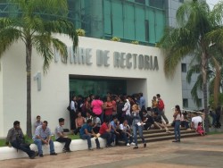 Decenas de estudiantes y padres de familia exigen un espacio en la UAS