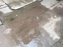 Sigue fuga de agua al interior del Mercado de Villa Juárez