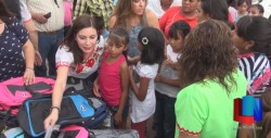 Entrega DIF útiles escolares y mochilas a niños Yaquis
