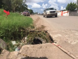 Peligroso socavón en carretera la 20 de Navolato