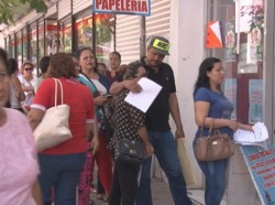 Largas filas para comprar útiles escolares