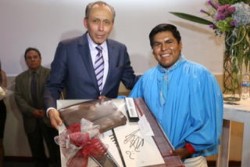 Pianista indígena toca concierto.