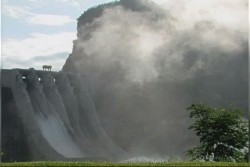 Desfogan agua de la Presa Huites al alcanzar el 100 % del nivel de conservación