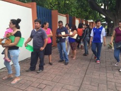 Largas filas y días de espera para atender en la Preparatoria Central