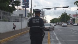 24 infracciones por estacionarse en doble fila el primer día de clases