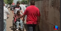 Camionero auxilia a pasajera.