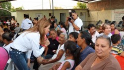 Entrega calzado y útiles escolares Kiki Díaz Brown