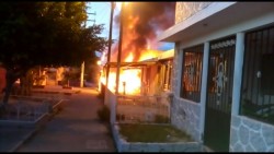 Incendio en el Jabalíes despierta a cientos de familias
