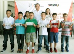 Estrenarán uniformes estudiantes de la sierra
