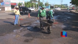 Tapan baches en calles de Obregón