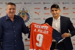Alan Pulido es presentado en Chivas