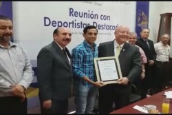 Entrega reconocimientos la UAS a deportistas destacados