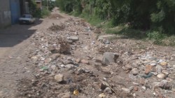 Calle Adalberto Tejeda llena de piedras y basura