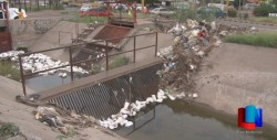 Piden no tirar basura al canal de la 300