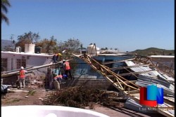 Tebajan de escuela cae sobre vivienda en El Centinela; urge familia ayuda